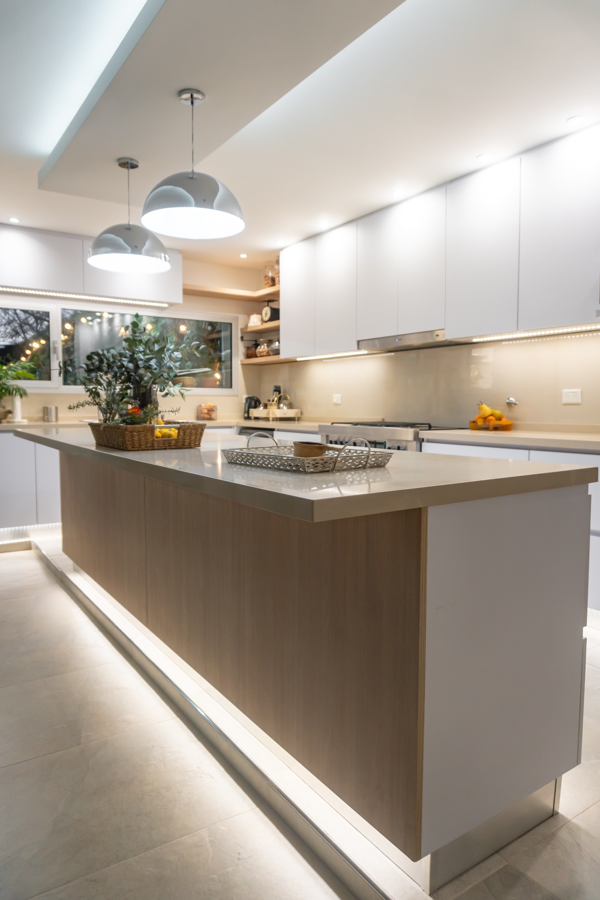 Cocina blanca a medida con isla