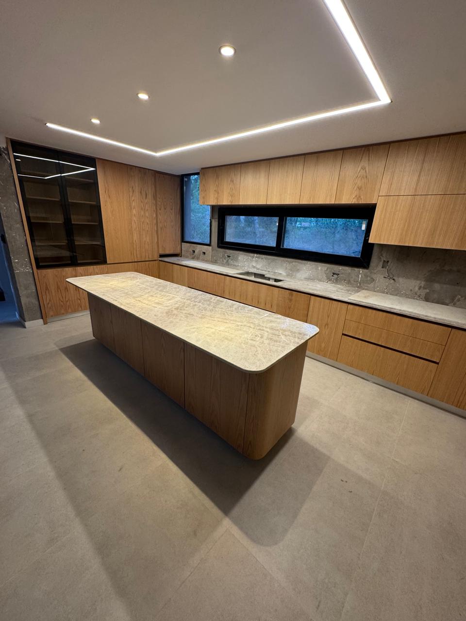 Cocina moderna a medida, isla de madera