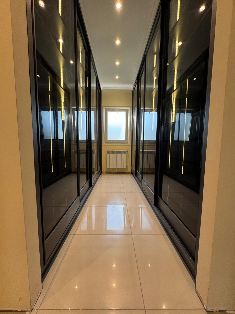 Vestidor a medida con puertas espejadas
